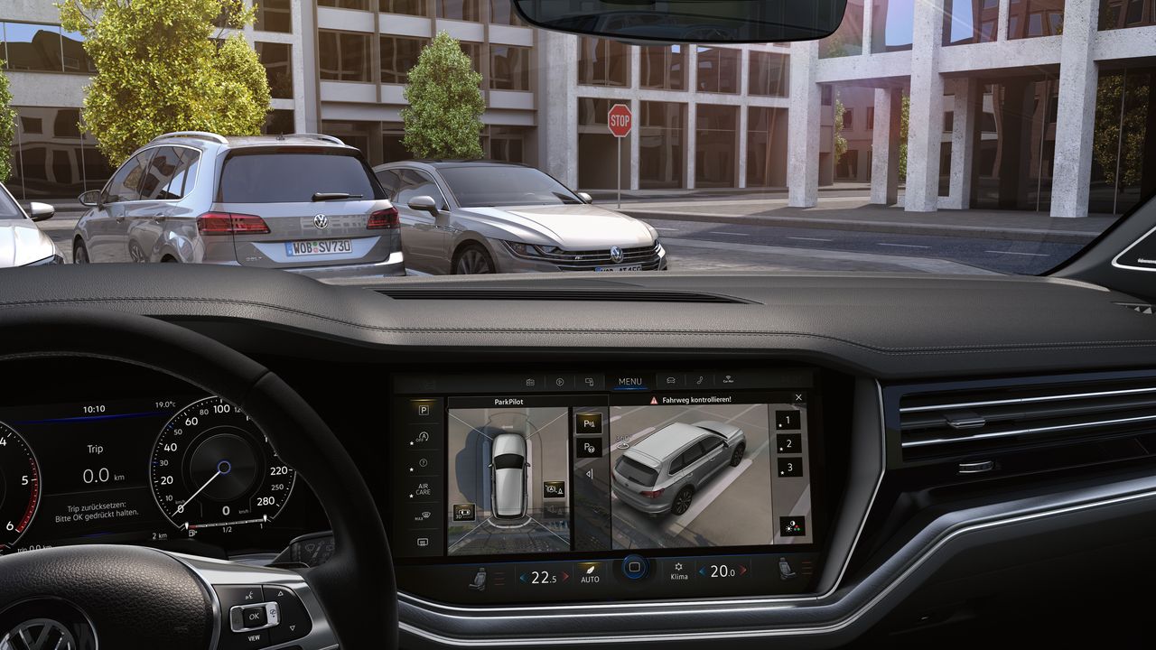 Driver Assistance | Area View camera The Area View camera being triggered via the infotainment system in a Volkswagen Passat or Touareg.