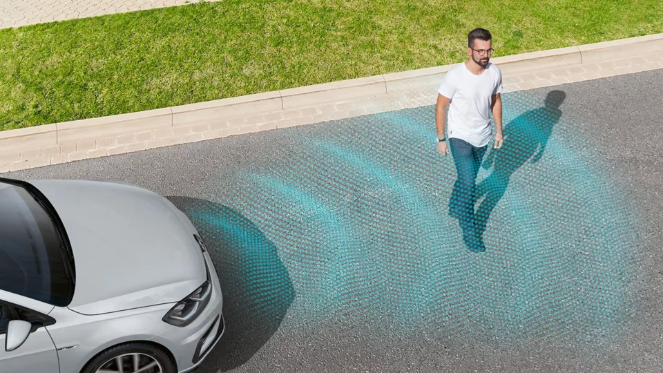 Driver Assistance | Front Assist An image depicting Front Assist being triggered to warn the driver on an incoming object or an object that is in close proximity to prevent head-on collision.
