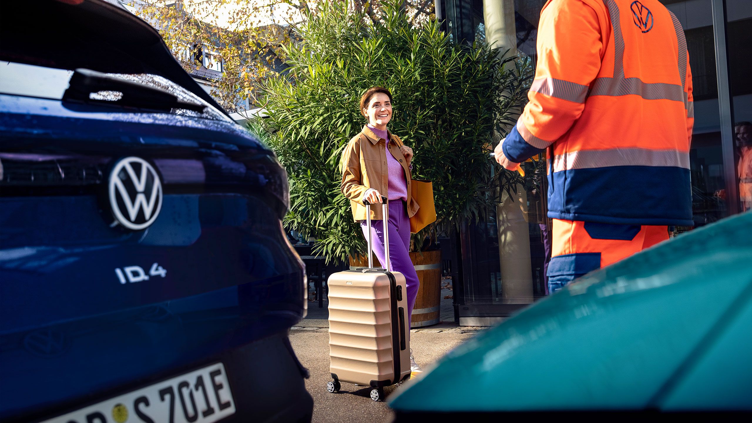 A Volkswagen service advisor handing the keys of an ID.4 to a customer.