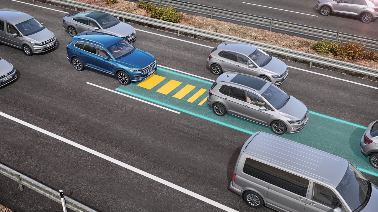 Driver Assistance | Traffic Jam Assist An image depicting Traffic Jam Assist being triggered to allow easy slow driving in traffic jams.